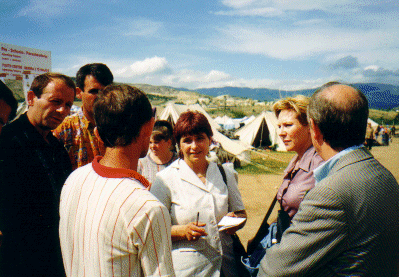 dialogue au camp de Stankovece 2 en juin 1999 ; photo de Patrick Simon